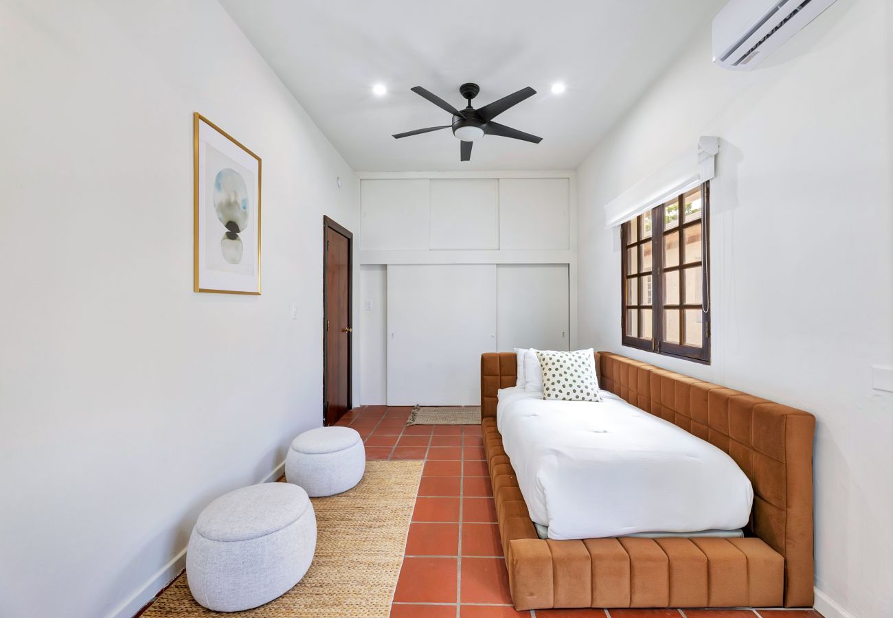 House in Santurce - Coastal Comfort: Spanish Villa Steps from the Sand