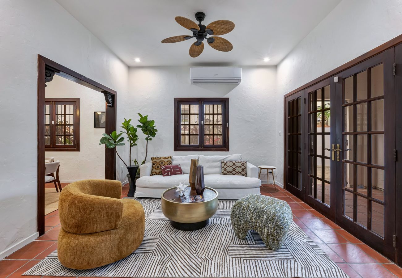 House in Santurce - Coastal Comfort: Spanish Villa Steps from the Sand