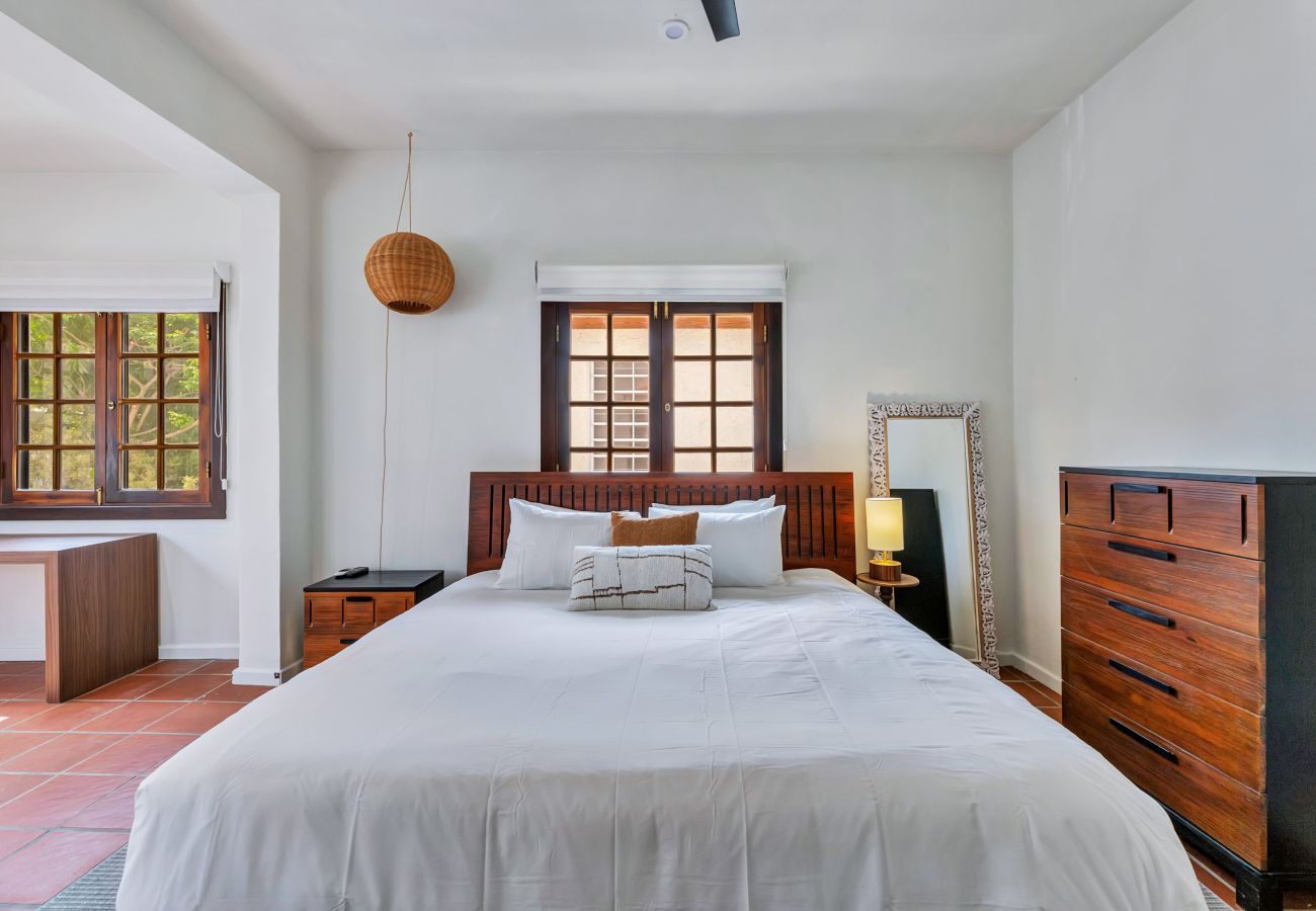 House in Santurce - Coastal Comfort: Spanish Villa Steps from the Sand
