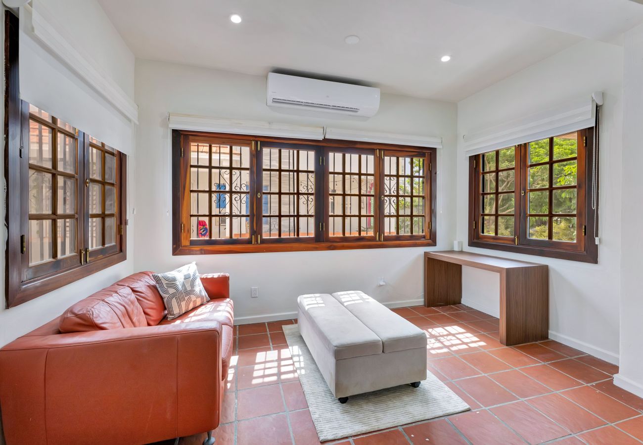 House in Santurce - Coastal Comfort: Spanish Villa Steps from the Sand