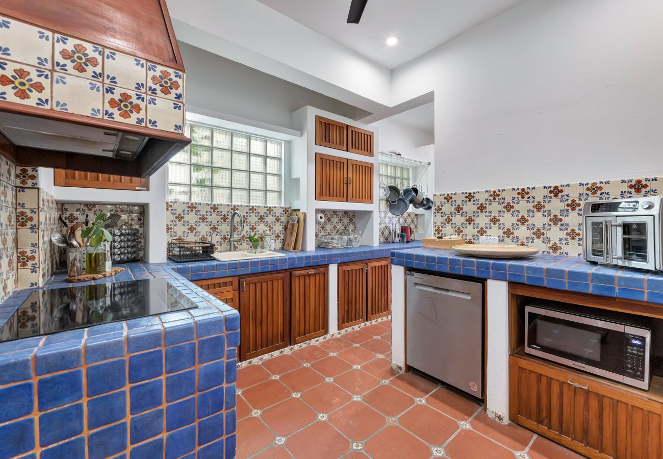 House in Santurce - Coastal Comfort: Spanish Villa Steps from the Sand