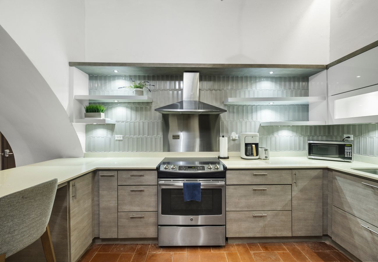 Apartment in San Juan - Colonial Villa Just Remodeled 2 floors Indoor Patio & Tub  Next to San Sebastian St.