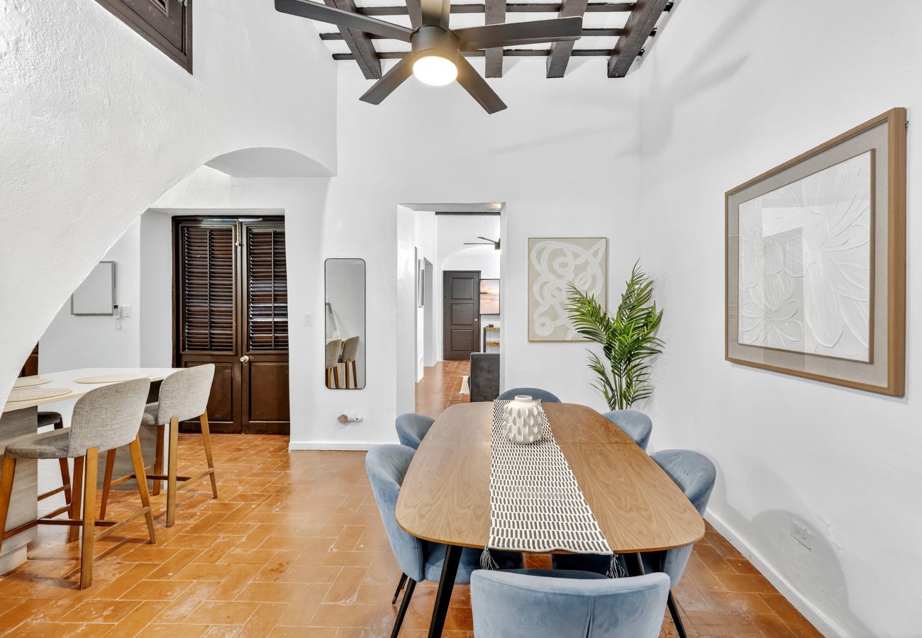 Apartment in San Juan - Colonial Villa Just Remodeled 2 floors Indoor Patio & Tub  Next to San Sebastian St.