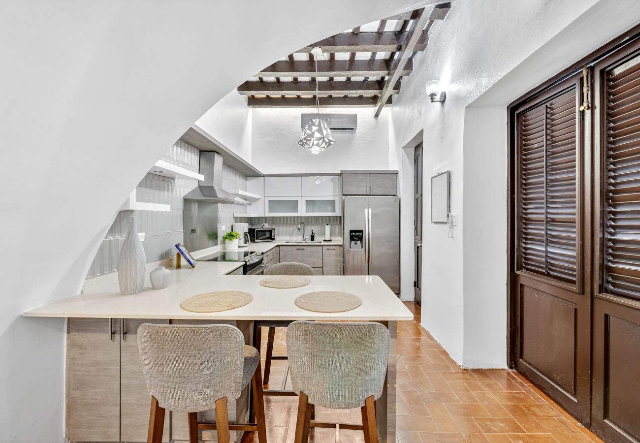 Apartment in San Juan - Colonial Villa Just Remodeled 2 floors Indoor Patio & Tub  Next to San Sebastian St.