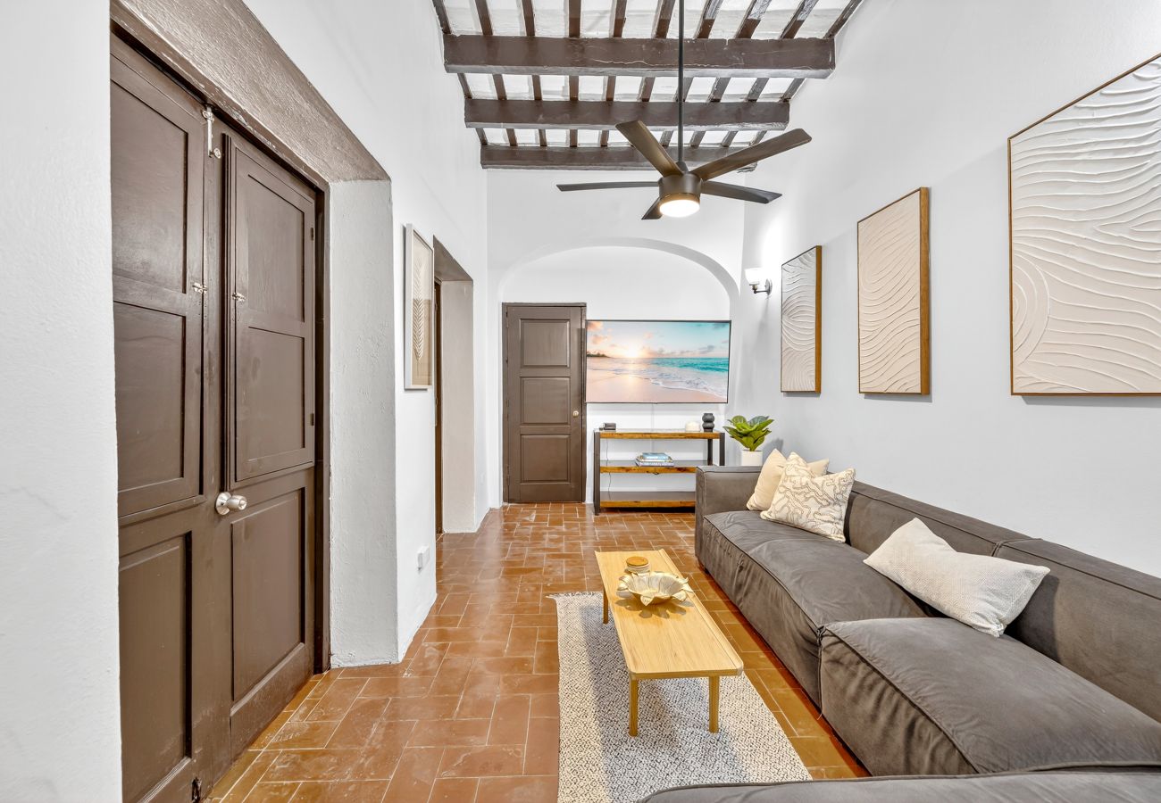 Apartment in San Juan - Colonial Villa Just Remodeled 2 floors Indoor Patio & Tub  Next to San Sebastian St.