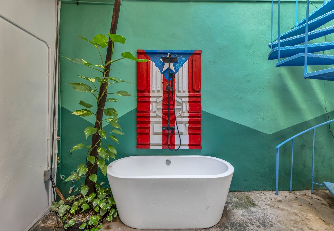 Apartment in San Juan - Colonial Villa Just Remodeled 2 floors Indoor Patio & Tub  Next to San Sebastian St.