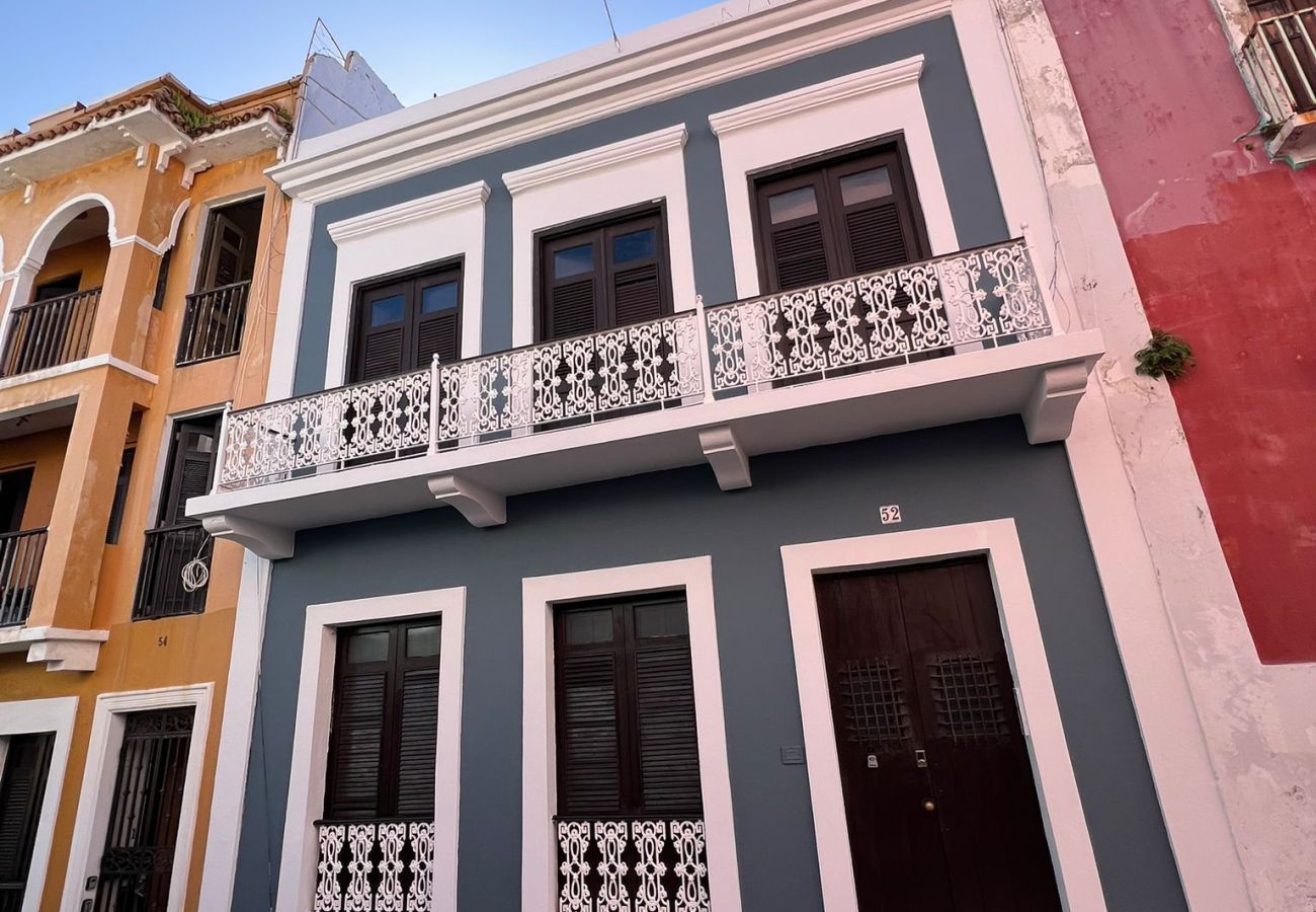 Apartment in San Juan - Colonial Villa Just Remodeled 2 floors Indoor Patio & Tub  Next to San Sebastian St.