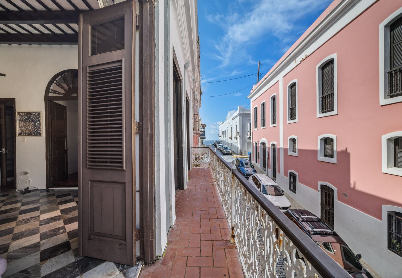 Apartment in San Juan - Colonial Apt. w/ Balcony in OSJ/ Next to San Sebastian St.