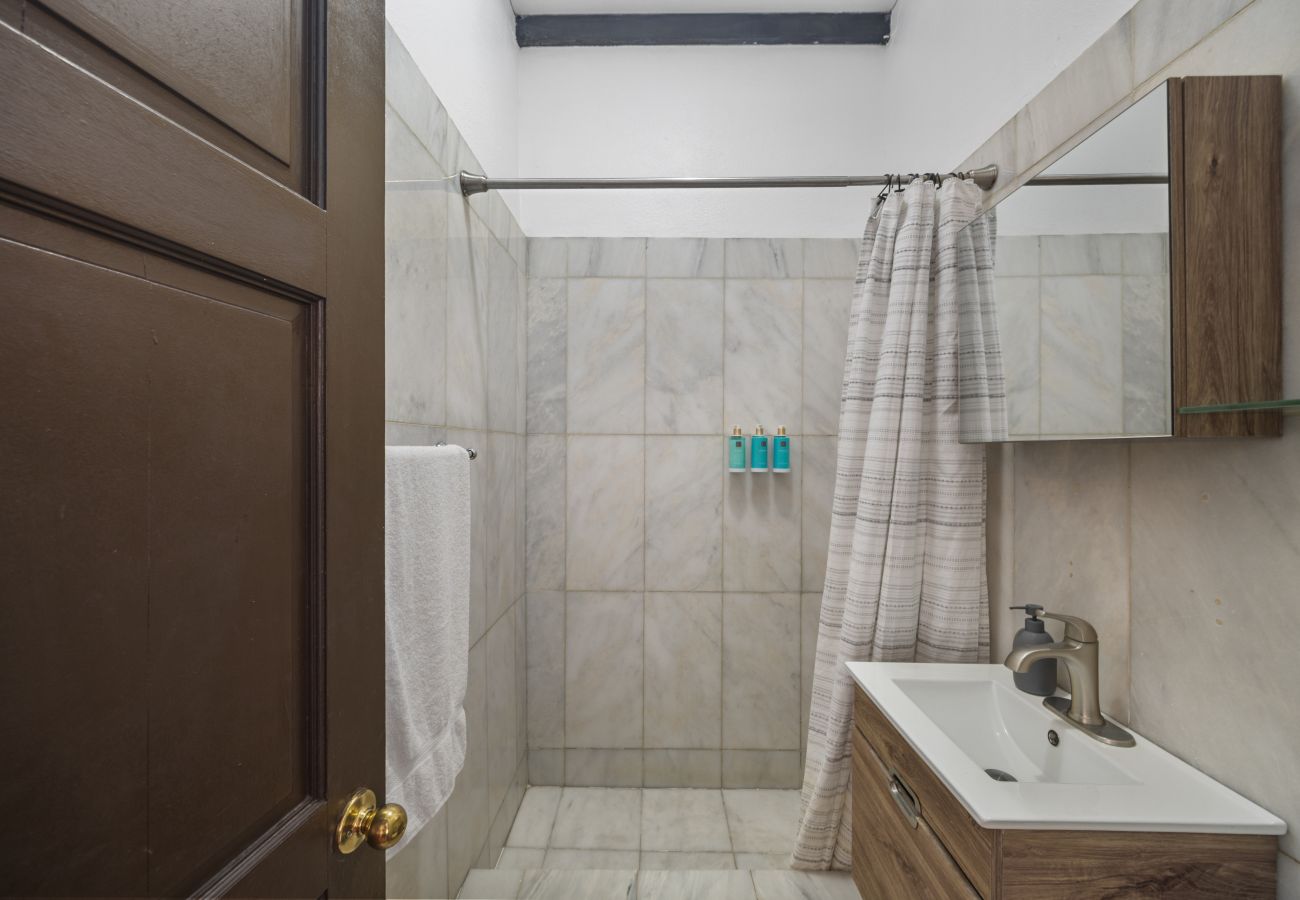 Apartment in San Juan - Colonial Apt. w/ Balcony in OSJ/ Next to San Sebastian St.