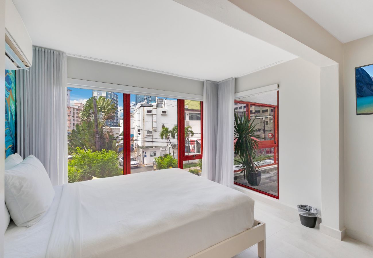 Rent by room in San Juan - City Sunlit Queen Room | Red Door Inn | 