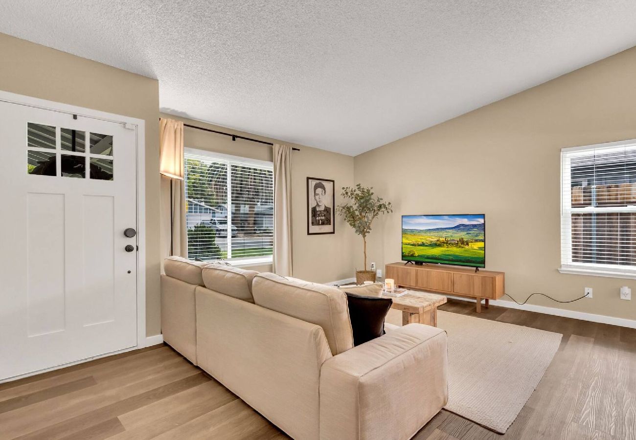 House in Sacramento - Home 4 miles to Downtown & 9 miles to Airport 