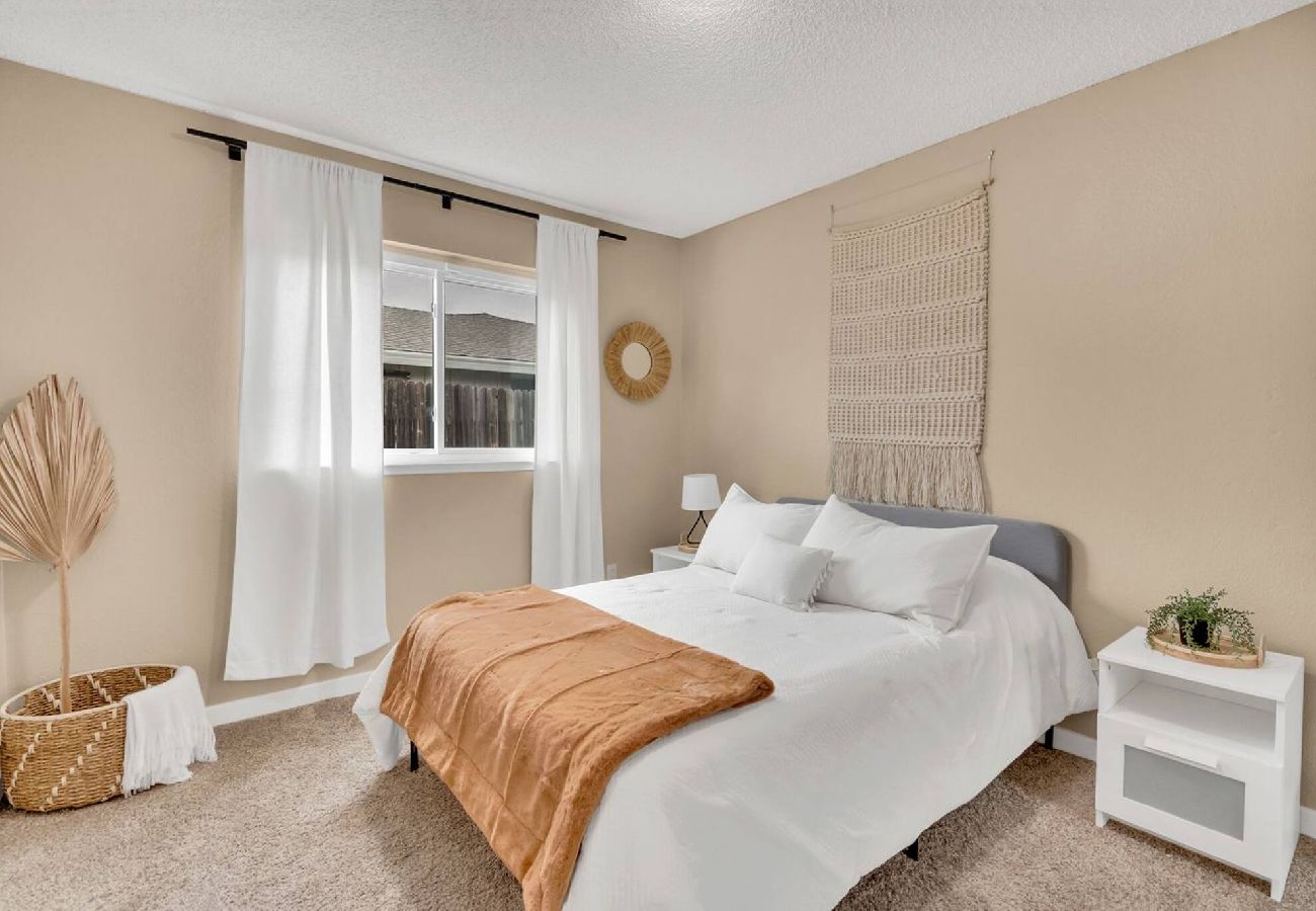House in Sacramento - Home 4 miles to Downtown & 9 miles to Airport 