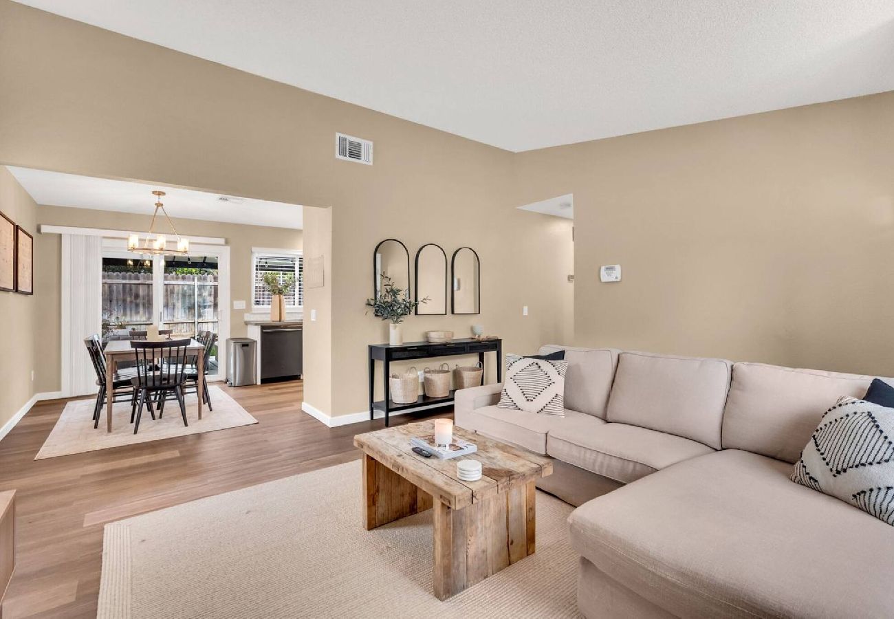House in Sacramento - Home 4 miles to Downtown & 9 miles to Airport 