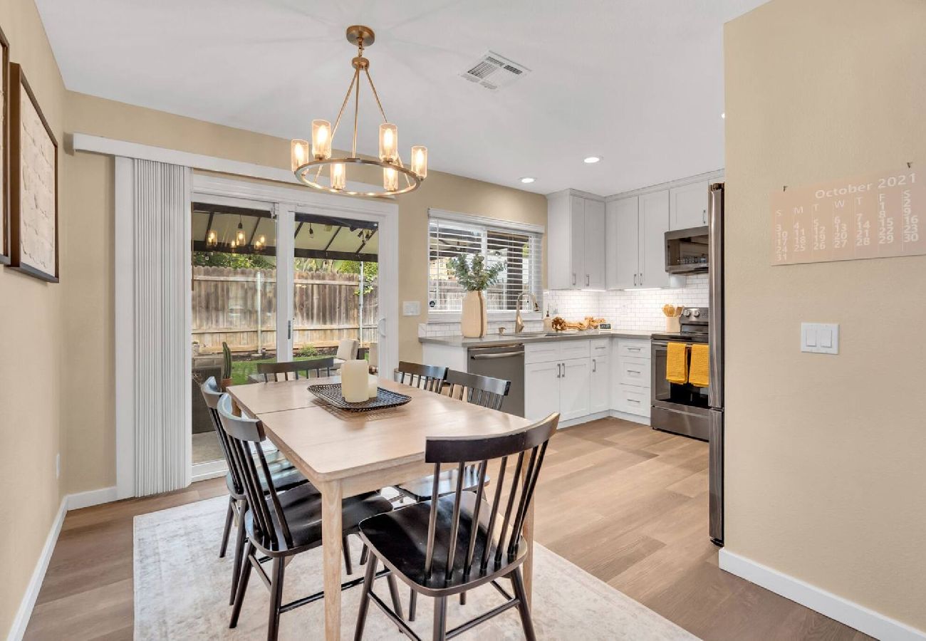 House in Sacramento - Home 4 miles to Downtown & 9 miles to Airport 