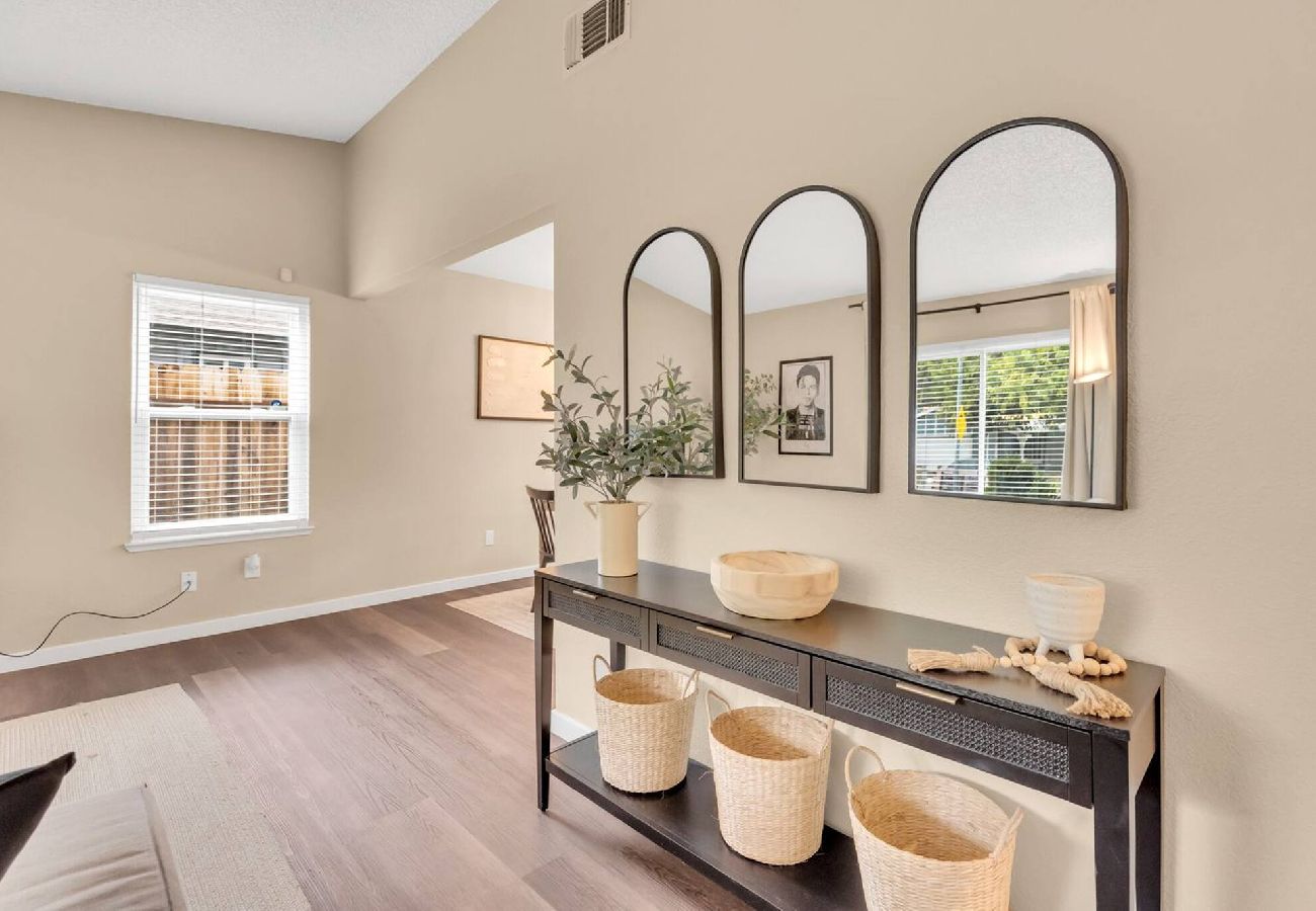 House in Sacramento - Home 4 miles to Downtown & 9 miles to Airport 