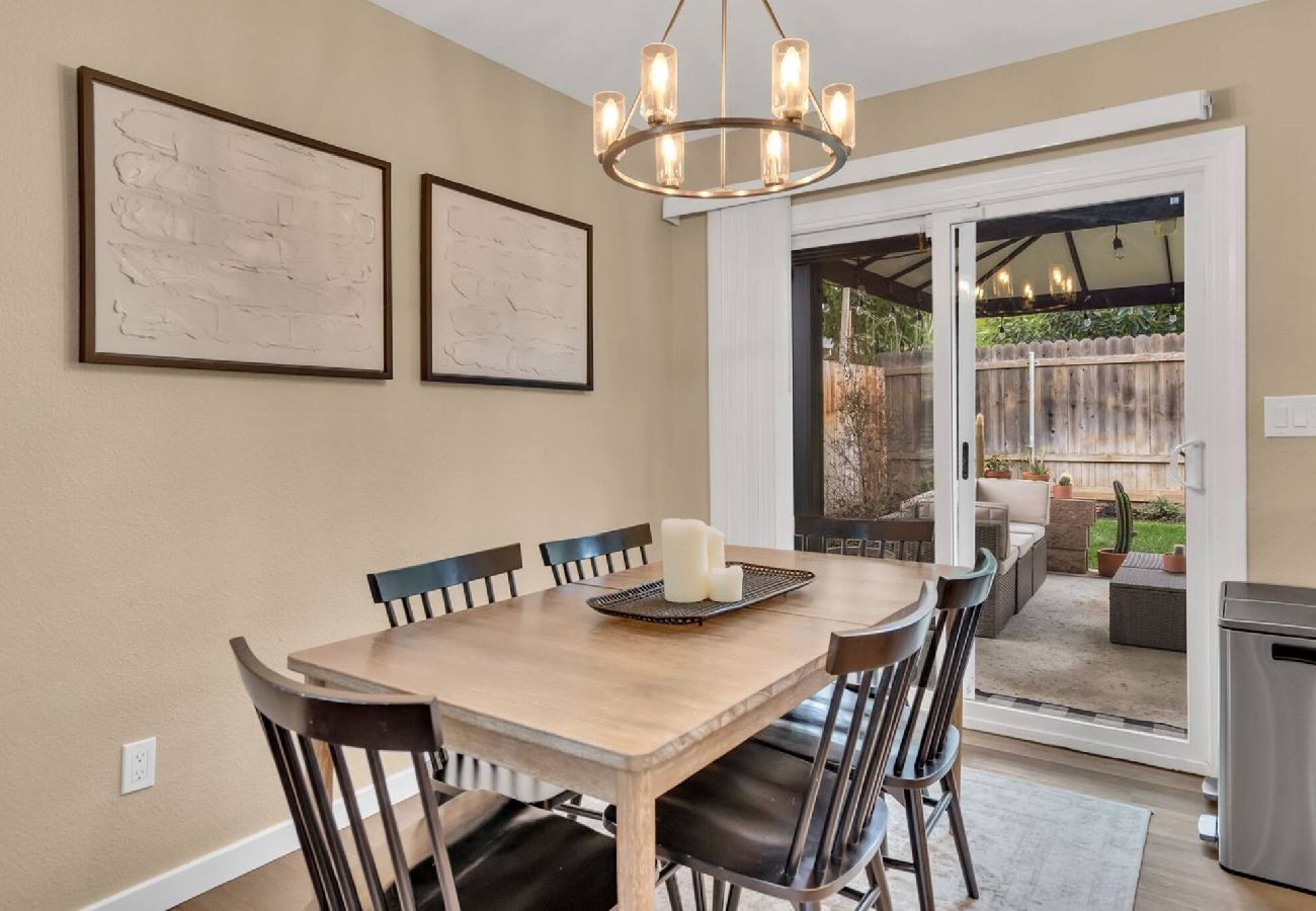 House in Sacramento - Home 4 miles to Downtown & 9 miles to Airport 
