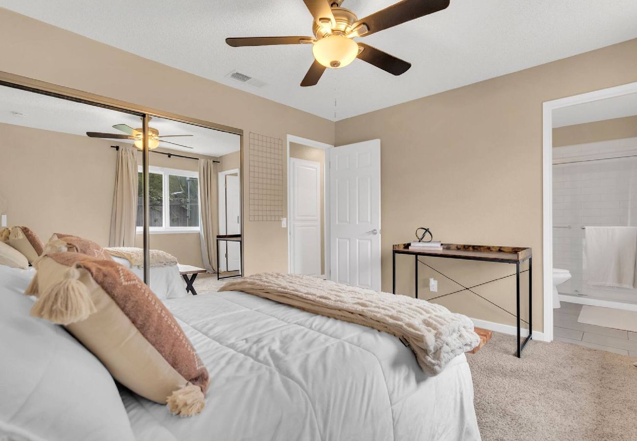 House in Sacramento - Home 4 miles to Downtown & 9 miles to Airport 