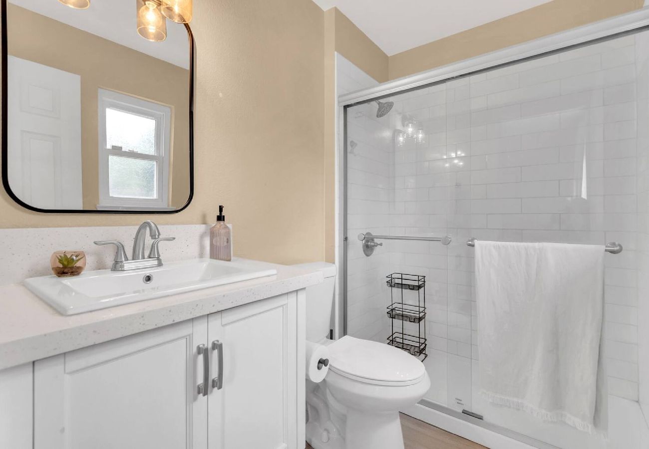 House in Sacramento - Home 4 miles to Downtown & 9 miles to Airport 