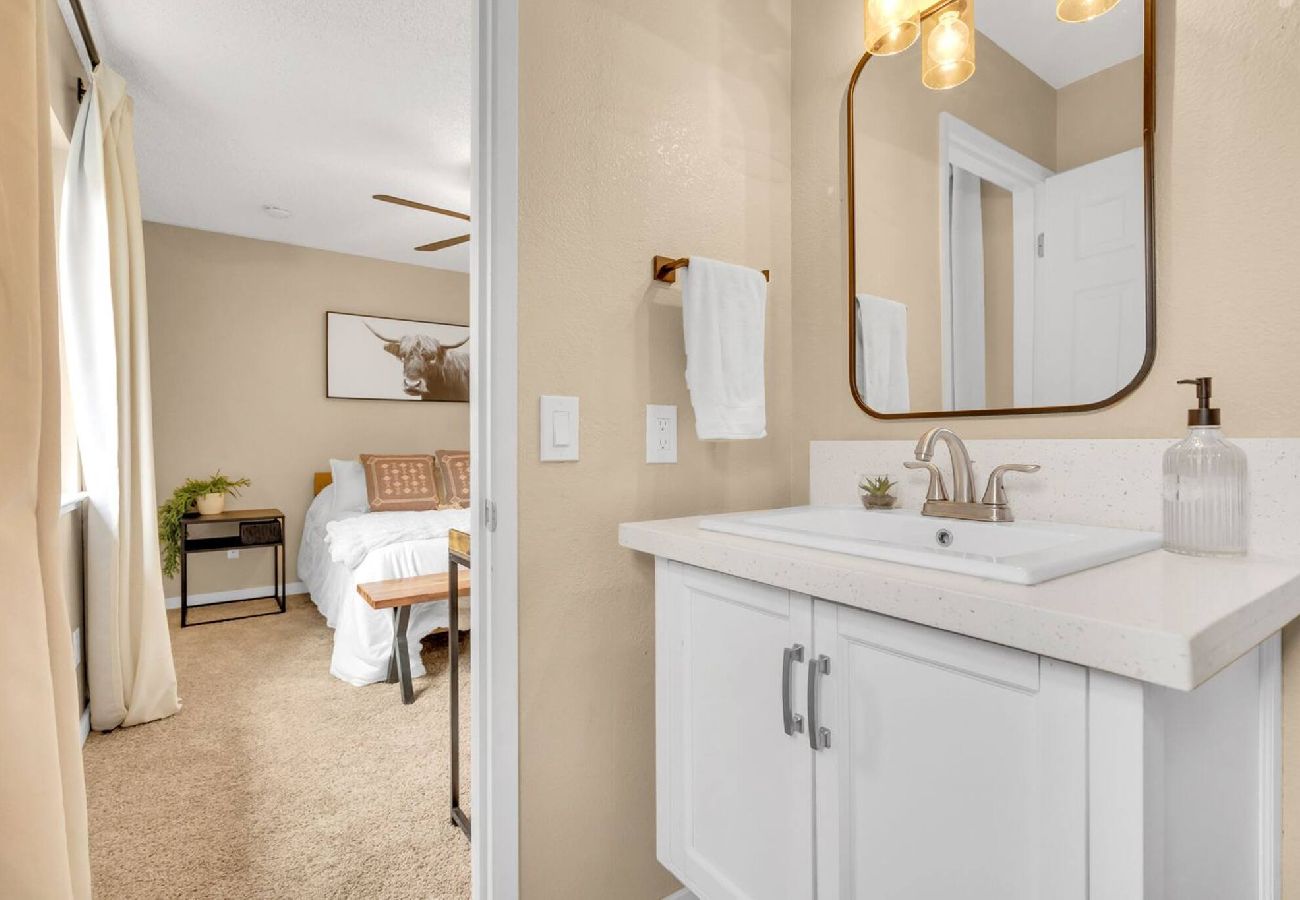 House in Sacramento - Home 4 miles to Downtown & 9 miles to Airport 