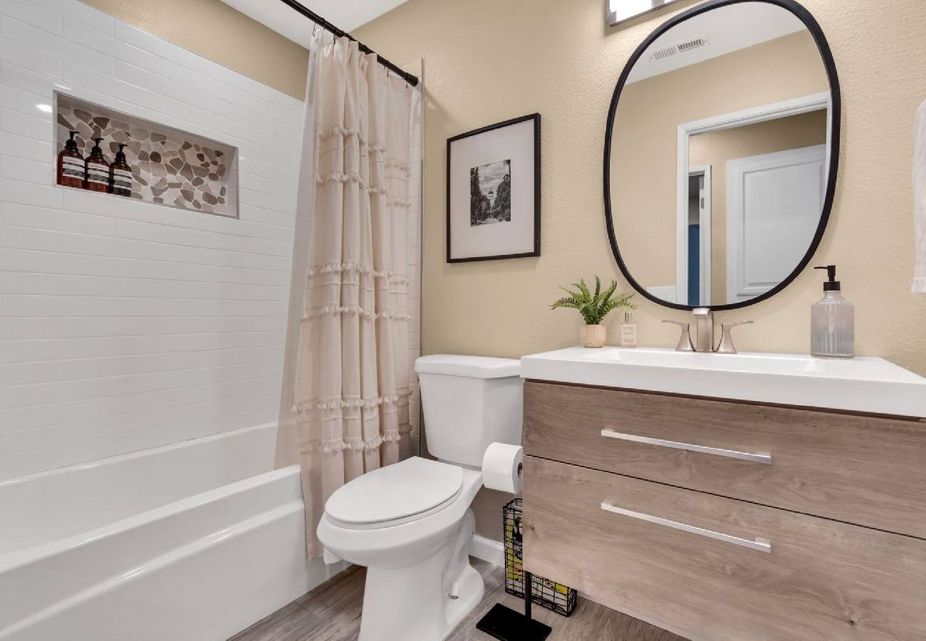 House in Sacramento - Home 4 miles to Downtown & 9 miles to Airport 