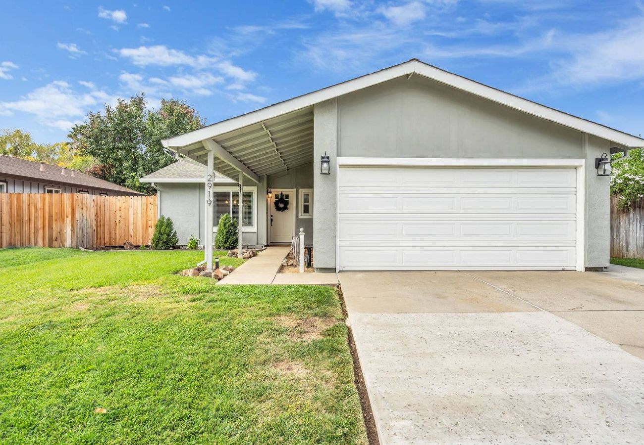 House in Sacramento - Home 4 miles to Downtown & 9 miles to Airport 