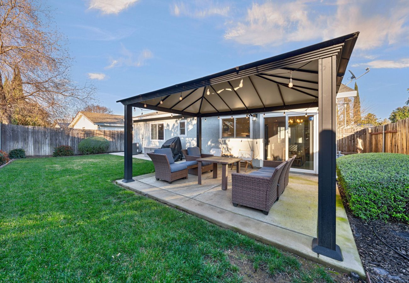 House in Sacramento - Home 4 miles to Downtown & 9 miles to Airport 