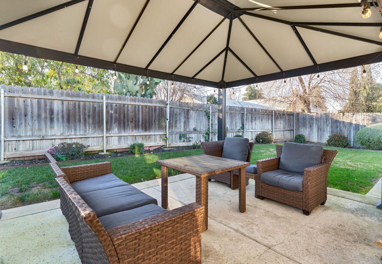 House in Sacramento - Home 4 miles to Downtown & 9 miles to Airport 