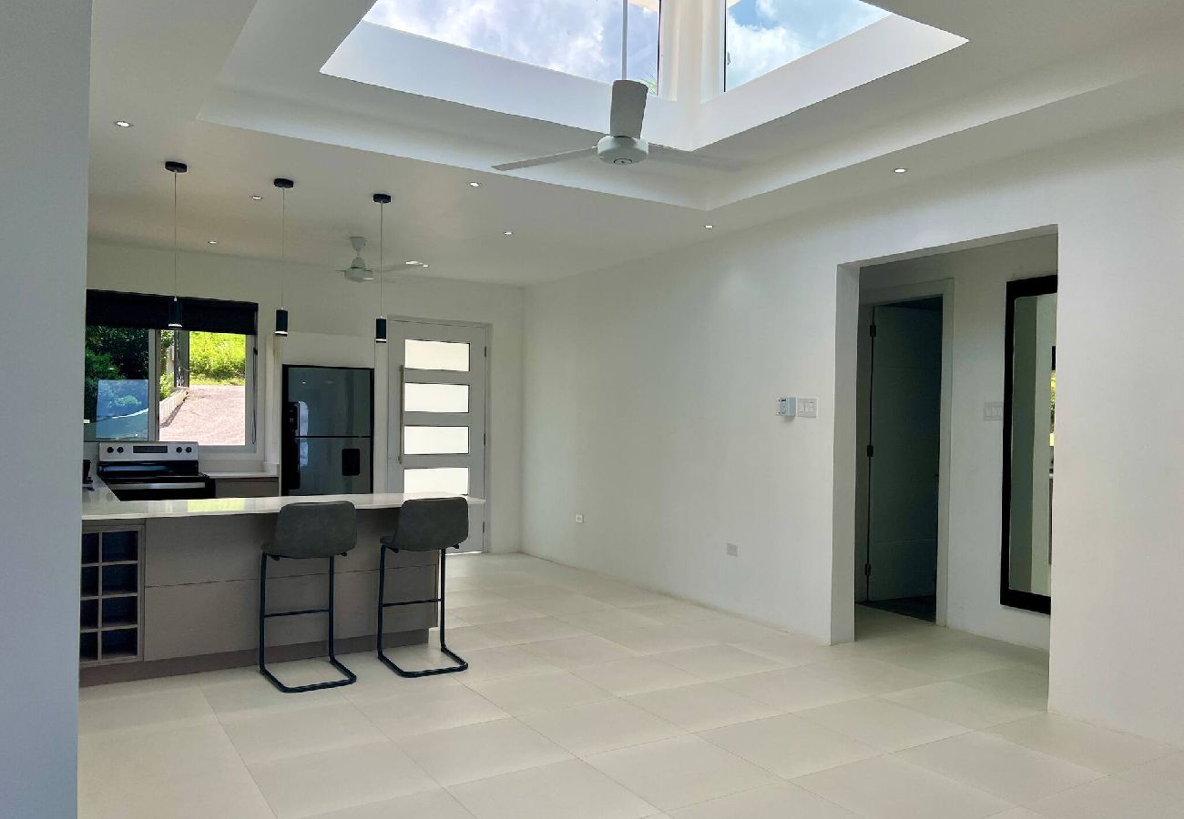 Apartment in White House - Modern Seaview 2 Bed Apartment! 