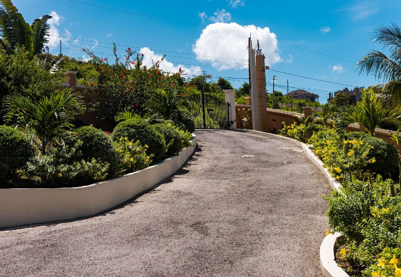 House in White House - Spacious 4-Bedroom Penthouse | Stunning sea views! 
