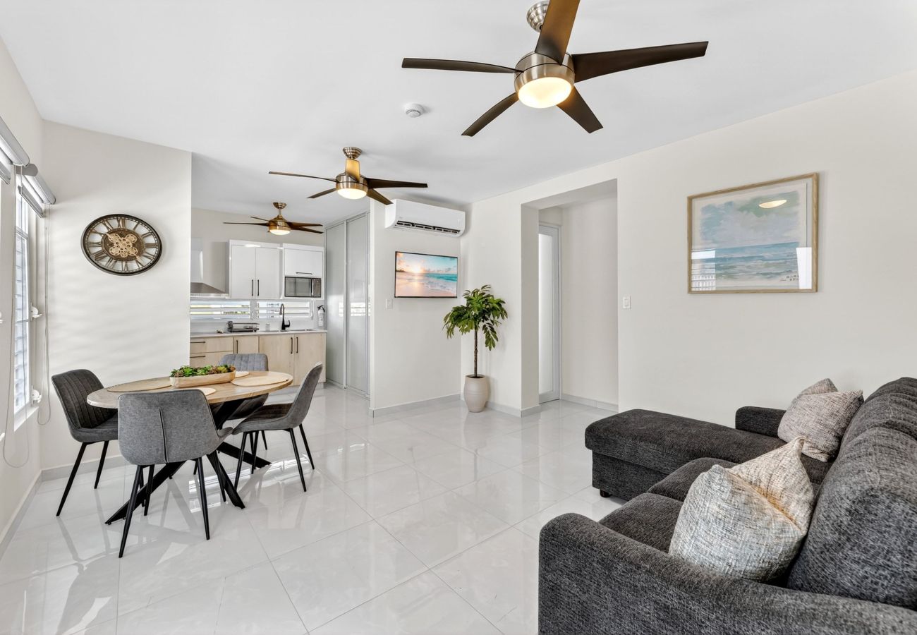 Apartment in San Juan - Charming 1BR Apt + Balcony | Perfect for 3