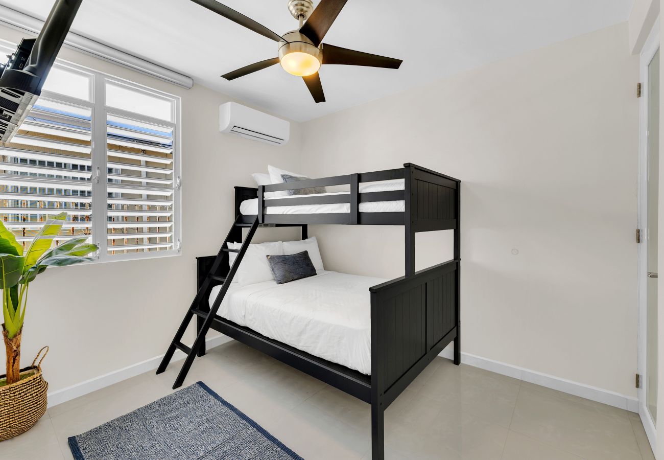 Apartment in San Juan - Charming 1BR Apt + Balcony | Perfect for 3