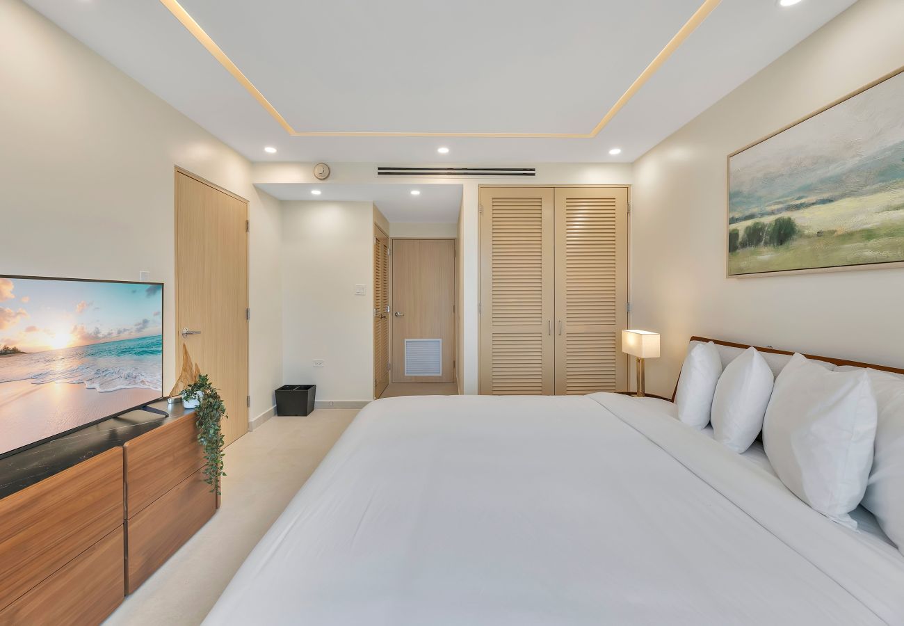 Apartment in Dorado - Elegant 1BR Retreat w/ King Bed & Balcony