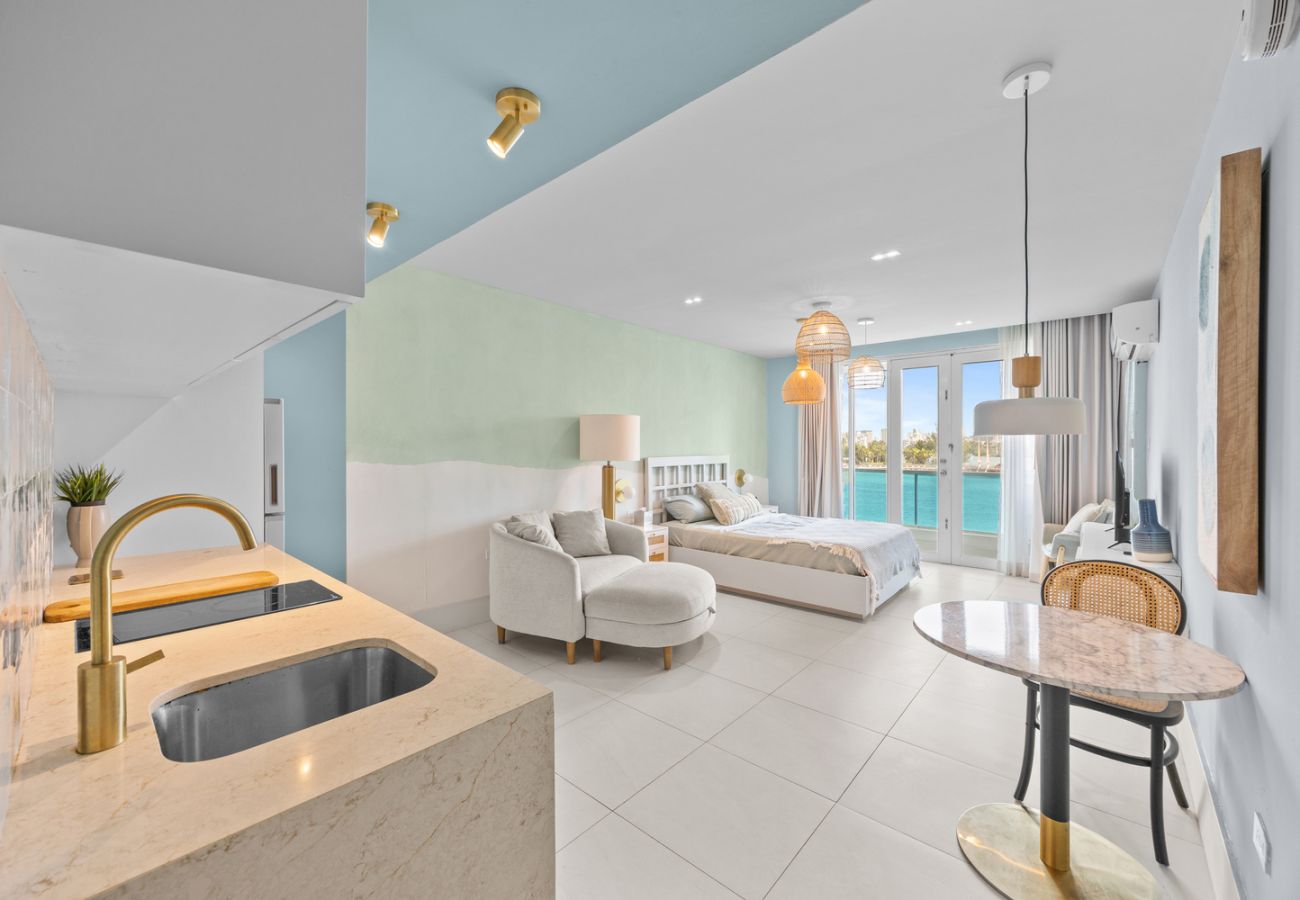 Apartment in San Juan - Perfect Couples Getaway with Ocean View Location