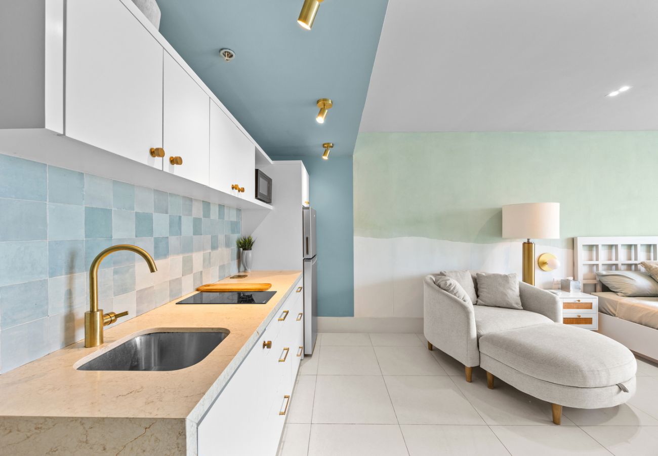 Apartment in San Juan - Perfect Couples Getaway with Ocean View Location