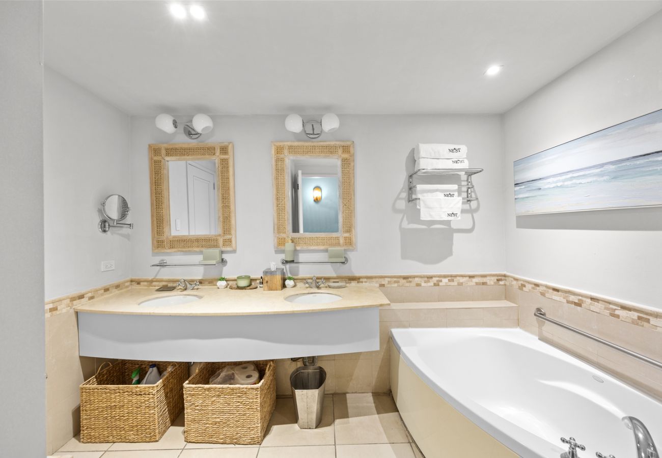 Apartment in San Juan - Perfect Couples Getaway with Ocean View Location