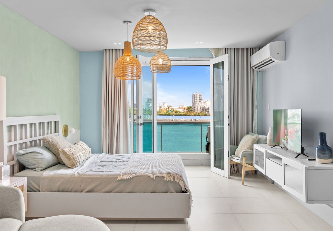 Apartment in San Juan - Perfect Couples Getaway with Ocean View Location