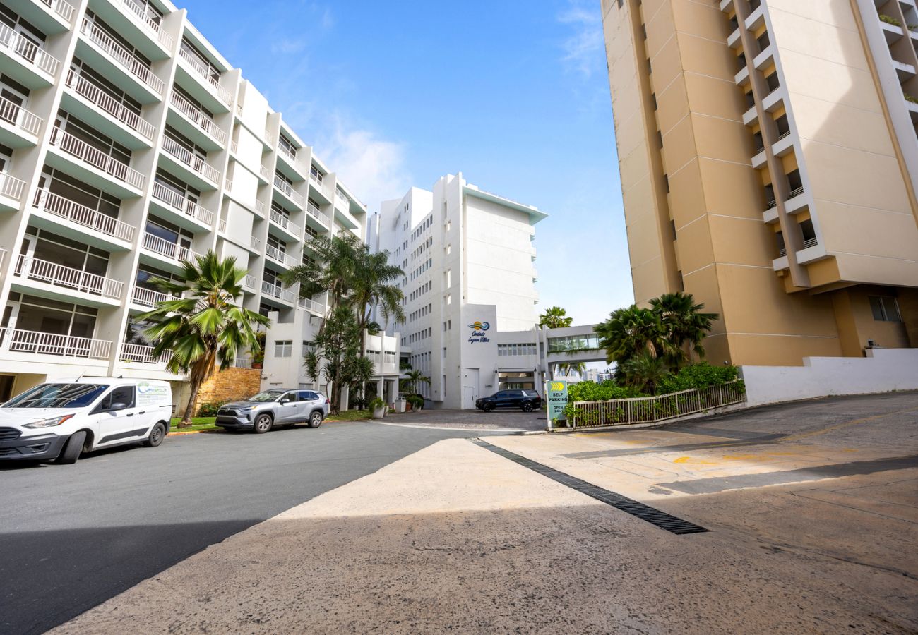 Apartment in San Juan - Perfect Couples Getaway with Ocean View Location