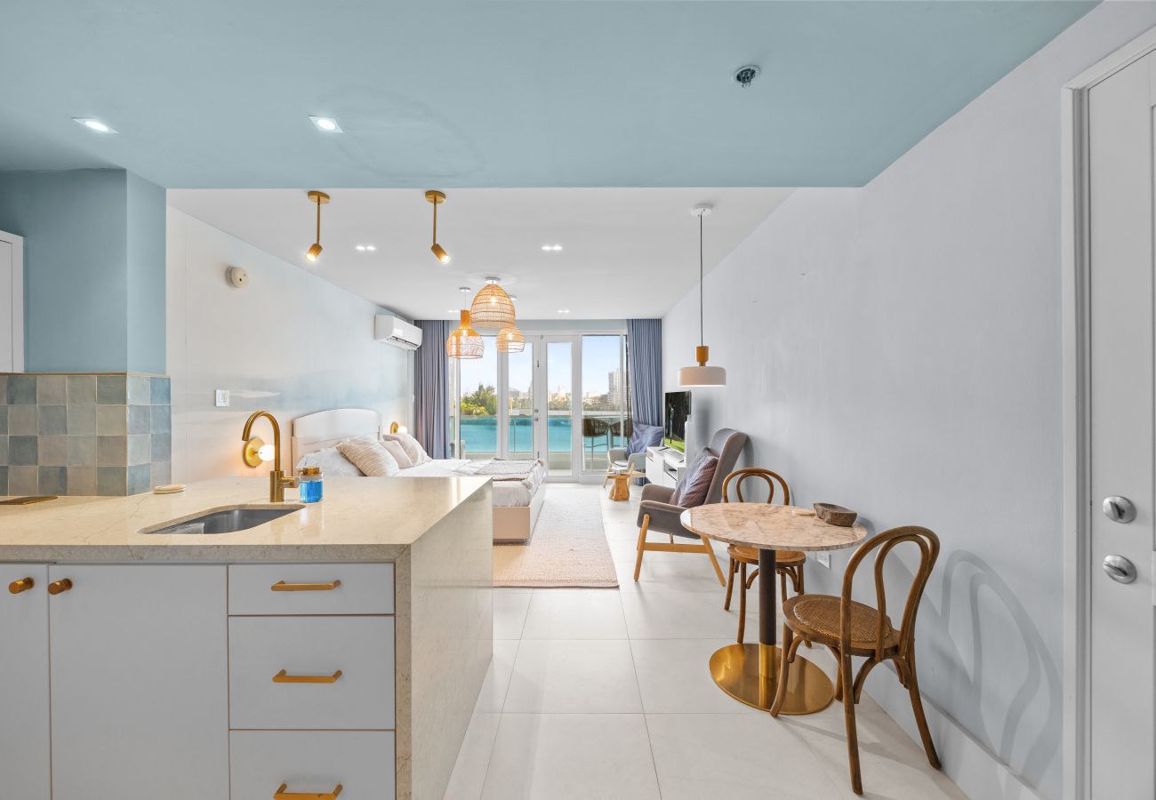 Apartment in San Juan - Bright & Modern Suite for Couples