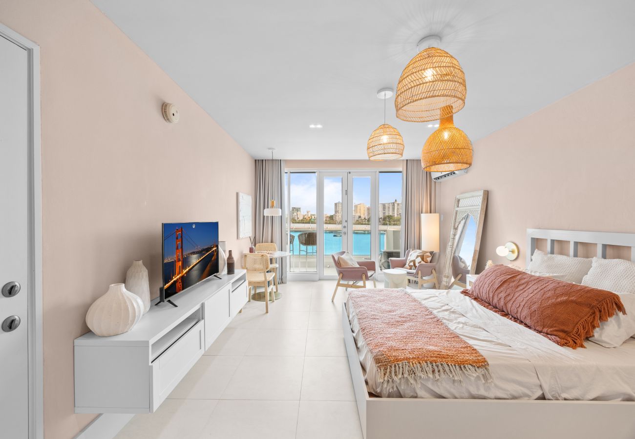 Apartment in San Juan - Stylish 1BR with Balcony & Prime Location