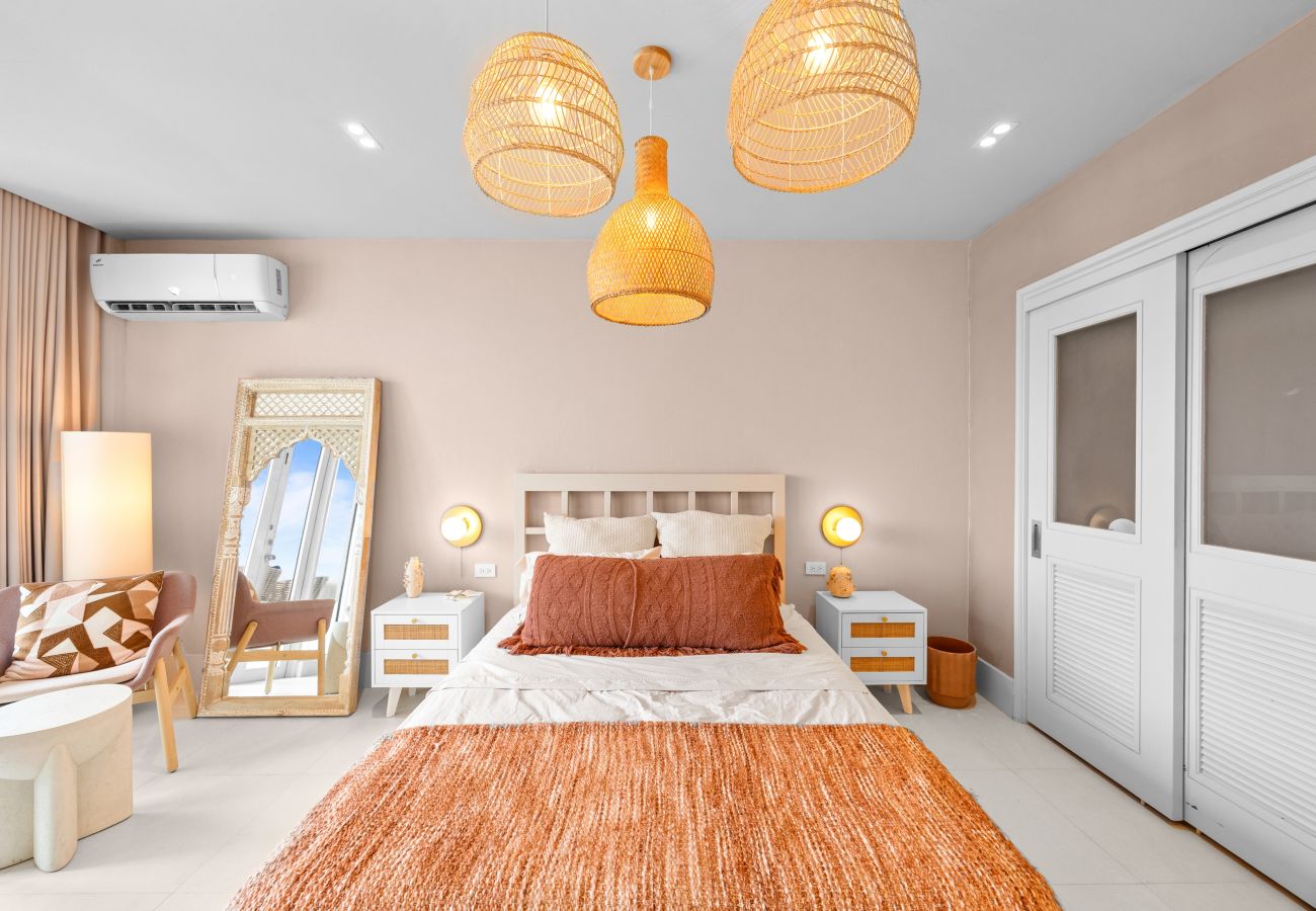 Apartment in San Juan - Stylish 1BR with Balcony & Prime Location