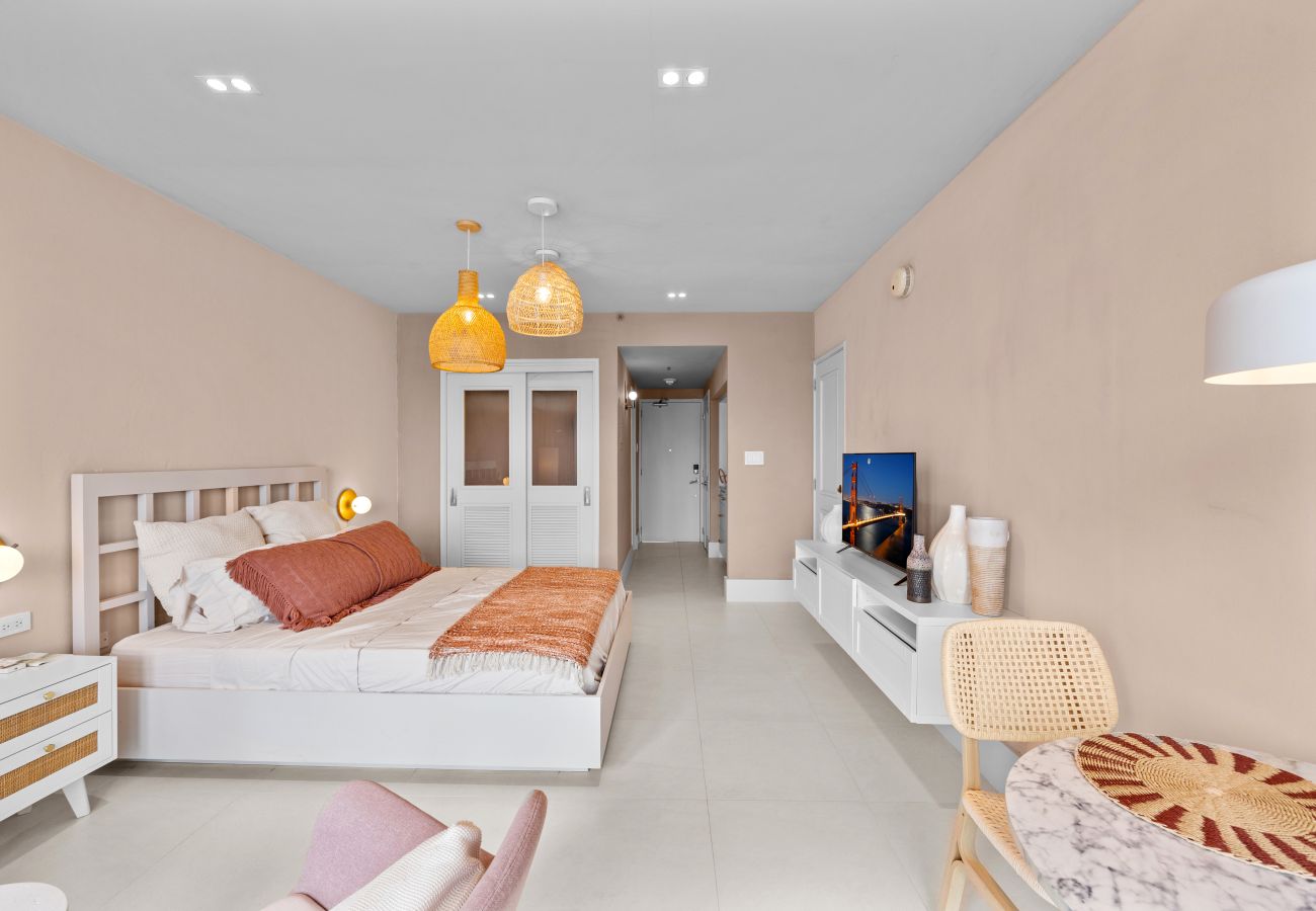 Apartment in San Juan - Stylish 1BR with Balcony & Prime Location