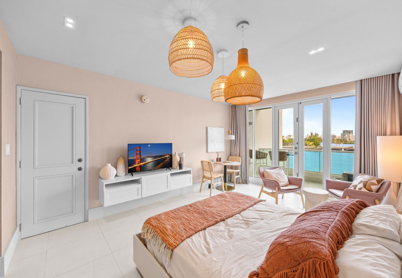 Apartment in San Juan - Stylish 1BR with Balcony & Prime Location