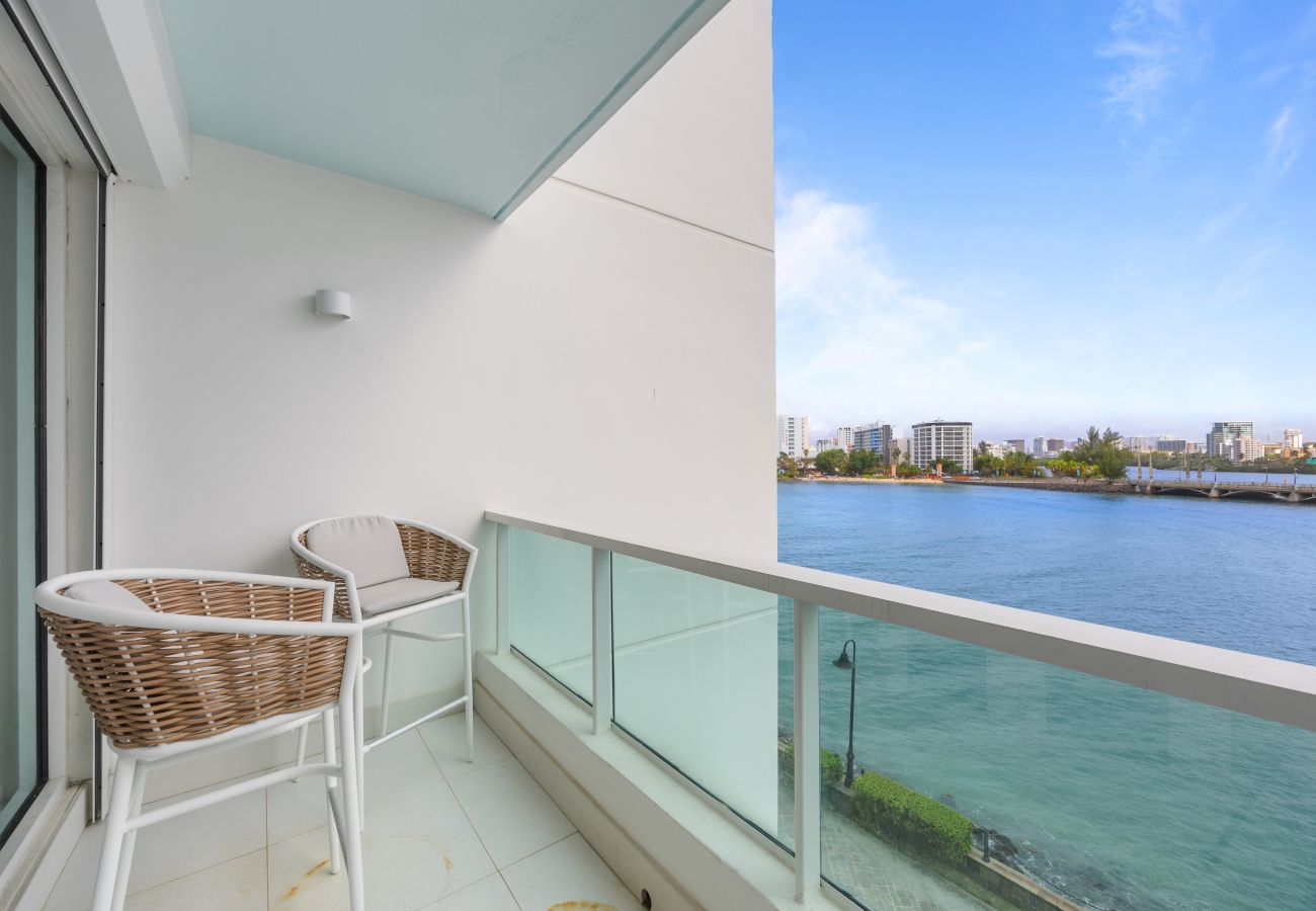 Apartment in San Juan - Stylish 1BR with Balcony & Prime Location