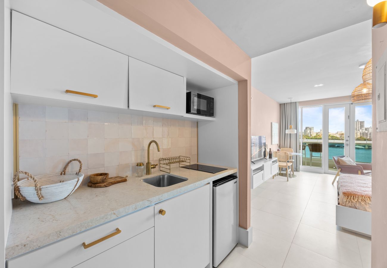 Apartment in San Juan - Stylish 1BR with Balcony & Prime Location