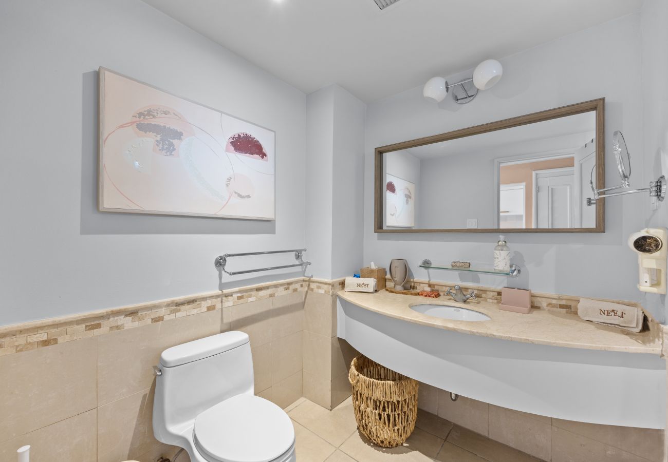 Apartment in San Juan - Stylish 1BR with Balcony & Prime Location