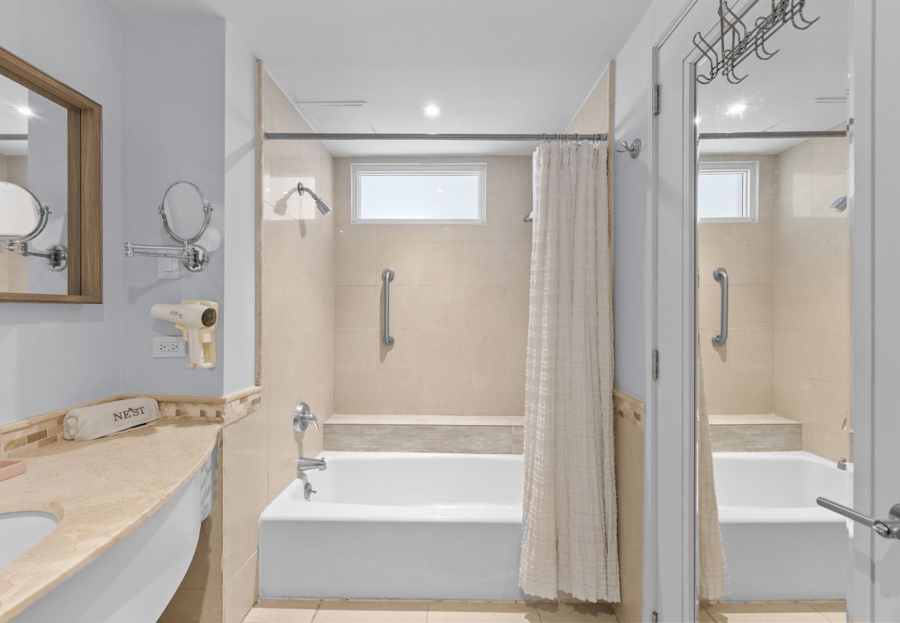 Apartment in San Juan - Stylish 1BR with Balcony & Prime Location