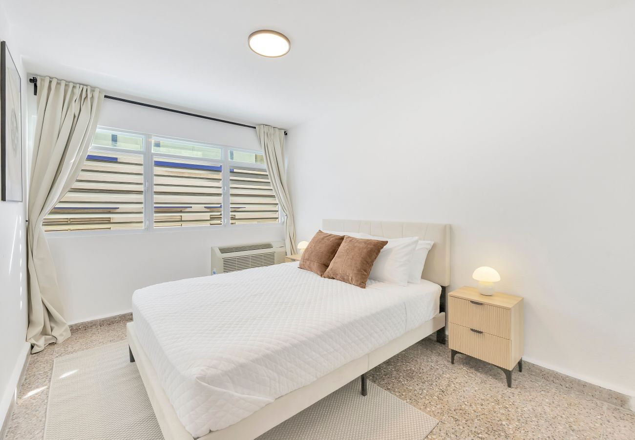 Apartment in San Juan - Bright 3BR Oasis in Calle Cerra w/ Balcony