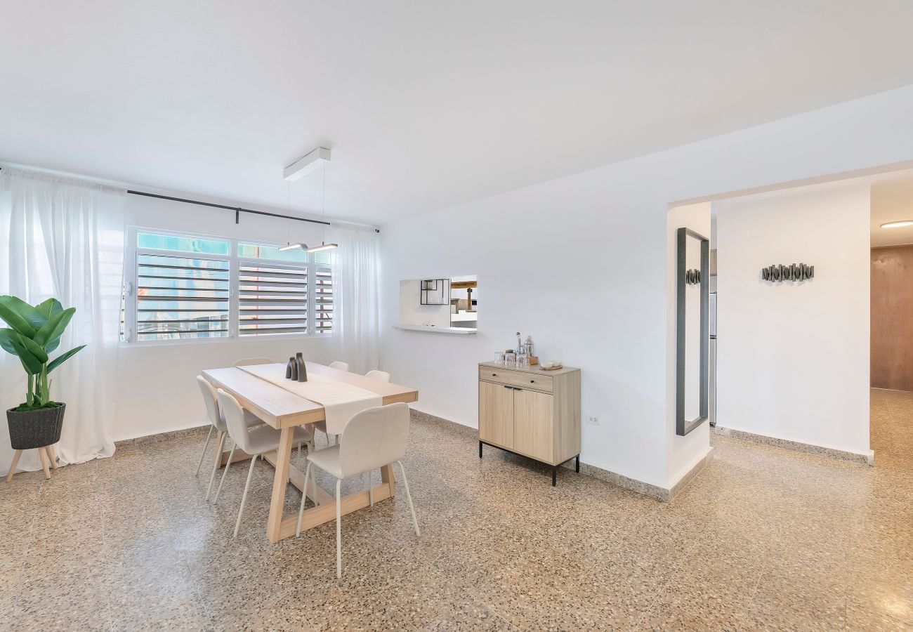 Apartment in San Juan - Calle Cerra Getaway 3BR w/ Balcony