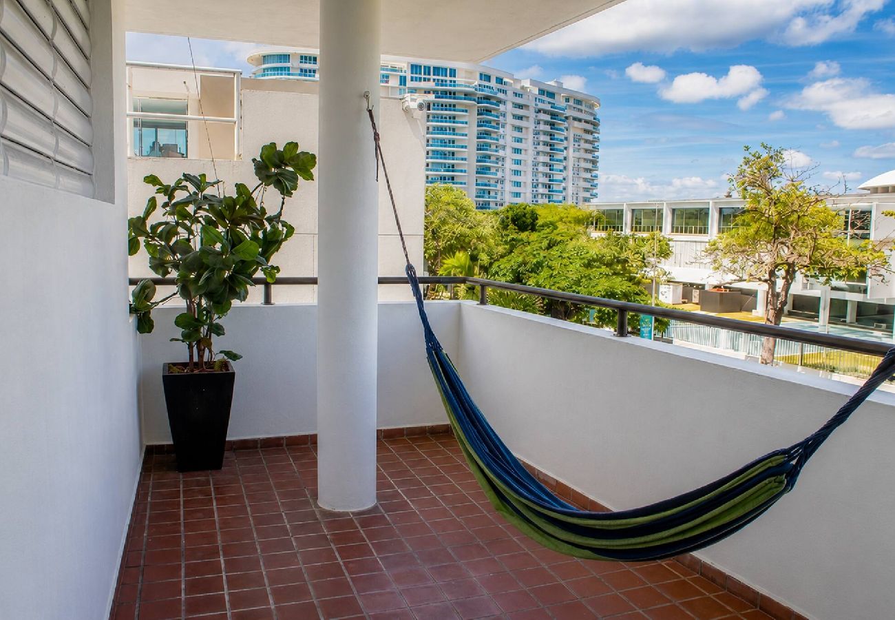 Apartment in San Juan - 1BR with Balcony Steps from Escambron Beach 