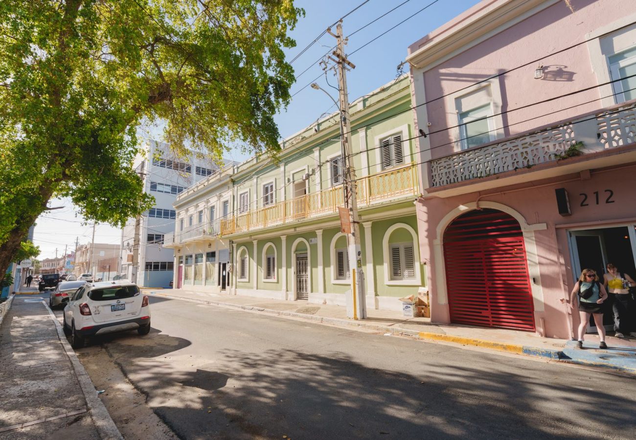 Rent by room in San Juan - The Oliver, Queen Interior Room, Old San Juan